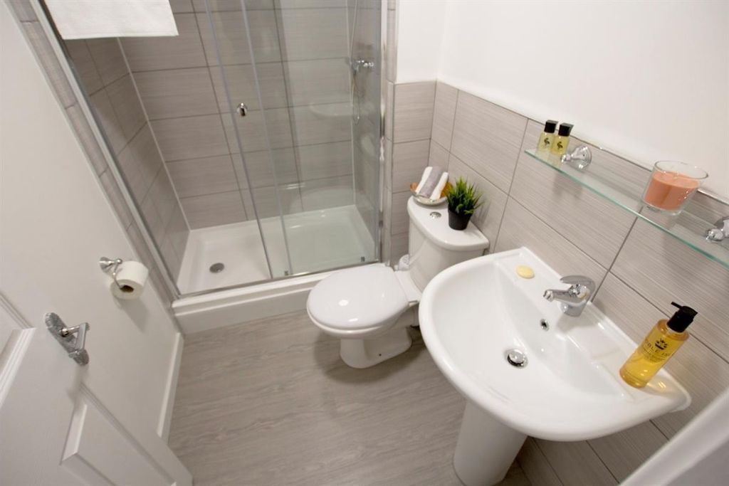 Property photo 3 of 13 Bright And Modern Bathroom Suite Featuring A Spaci...