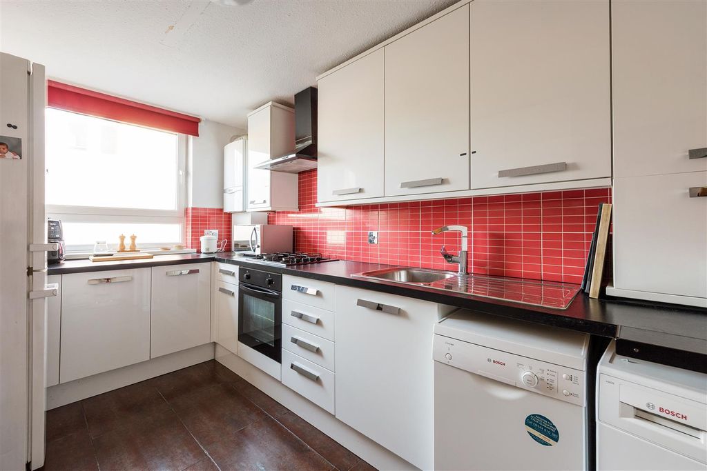Property photo 3 of 22 Briggeford Close, E5