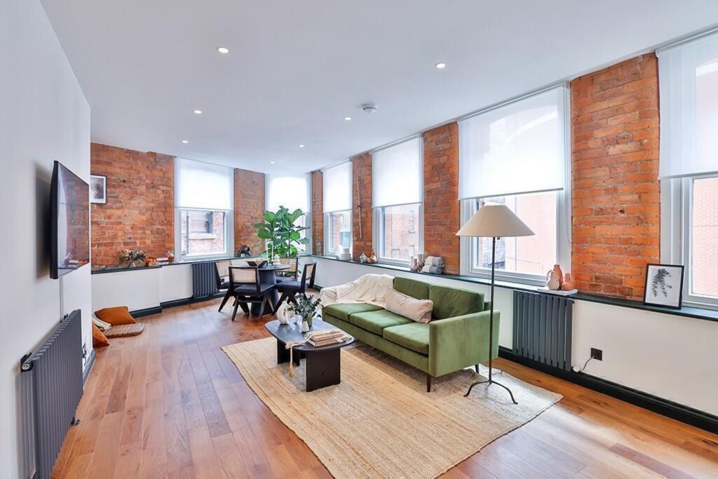 Property photo 1 of 19 Living Room