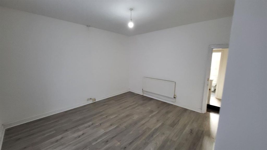 Property photo 3 of 12 Bright, Freshly Redecorated Double Bedroom With Ne...