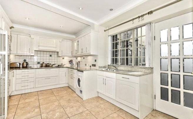 Property photo 3 of 10 Kitchen