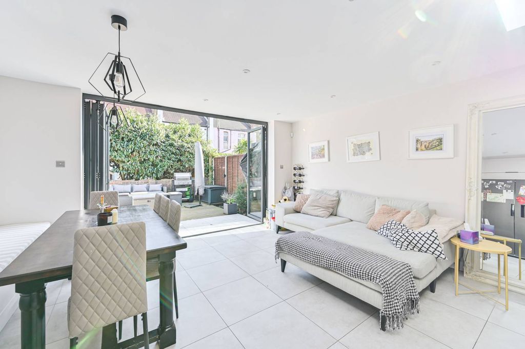 Property photo 2 of 28