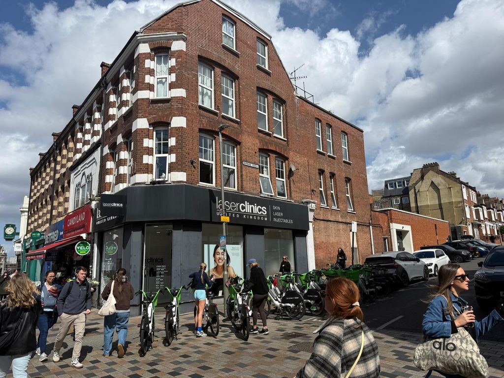 Property photo 1 of 6 Two Bed Flat Moments From Clapham Junction