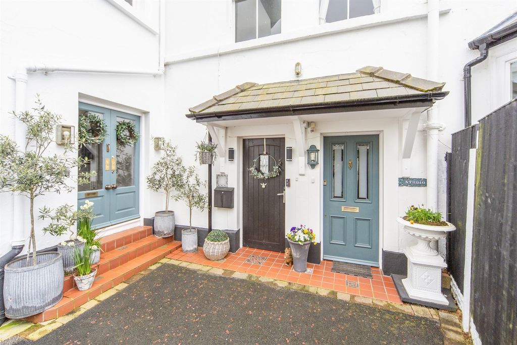 Property photo 2 of 25