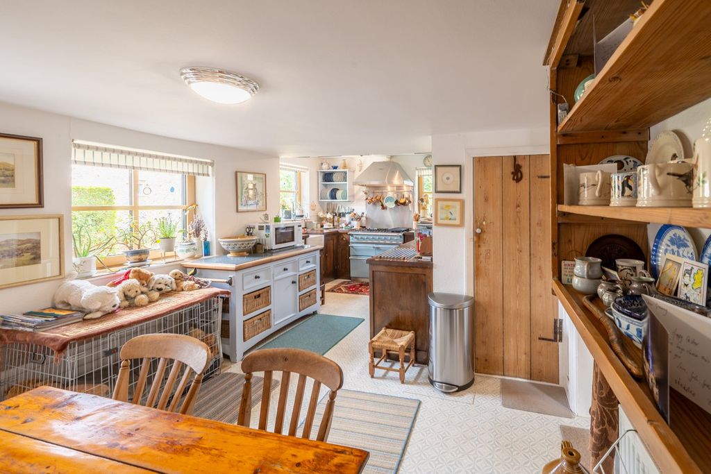 Property photo 3 of 33 Kitchen / Breakfast Room