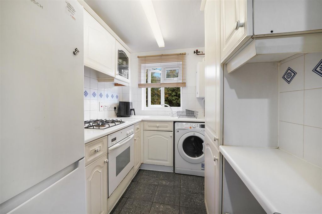 Property photo 2 of 6 79 Cambridge Close - Yguzi2Emqj8Vtmir0Kx8.Jpg
