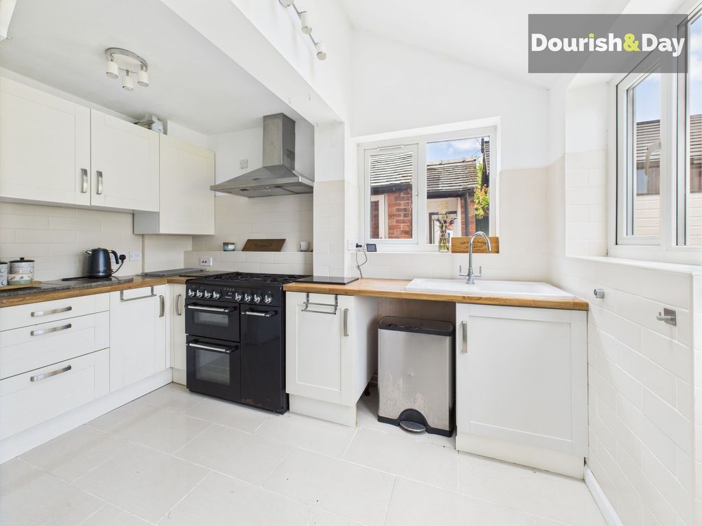 Property photo 3 of 18 Kitchen
