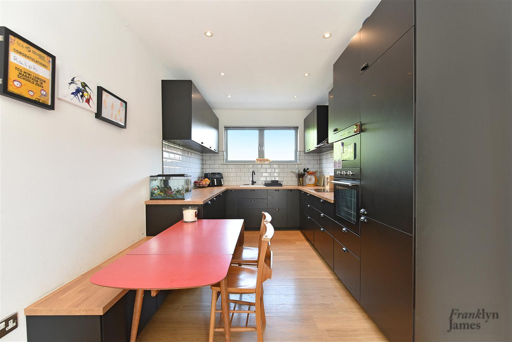 Property photo 1 of 14 Flat 13, 100 Salmon Lane (8).Jpg