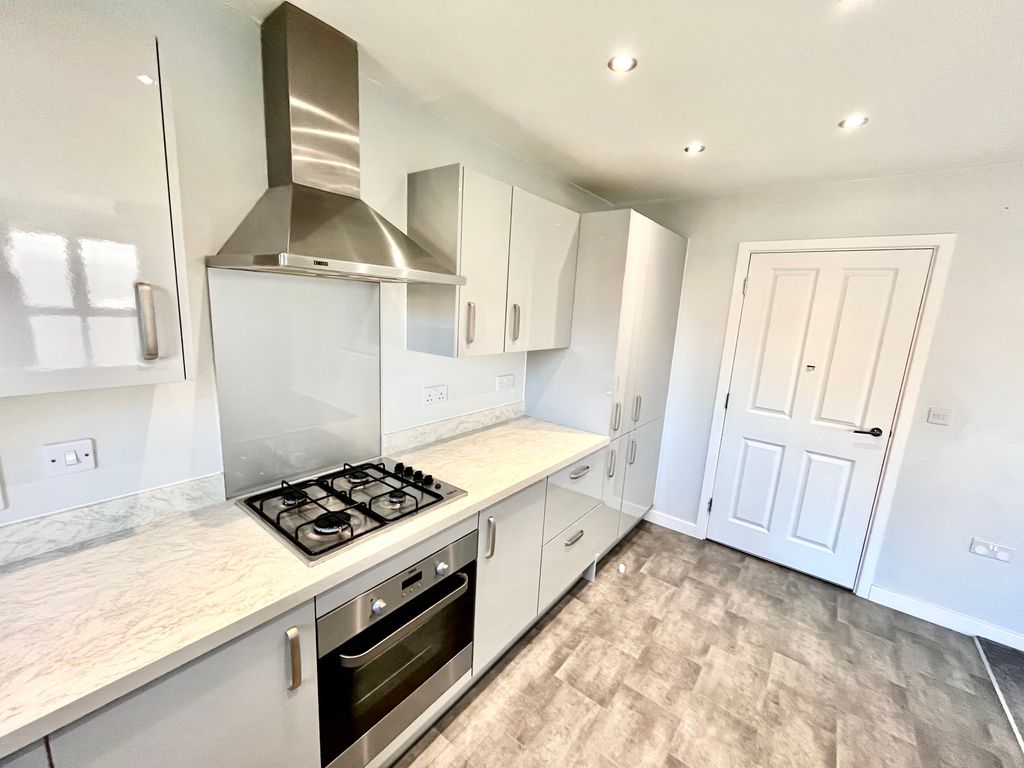 Property photo 3 of 10 Kitchen