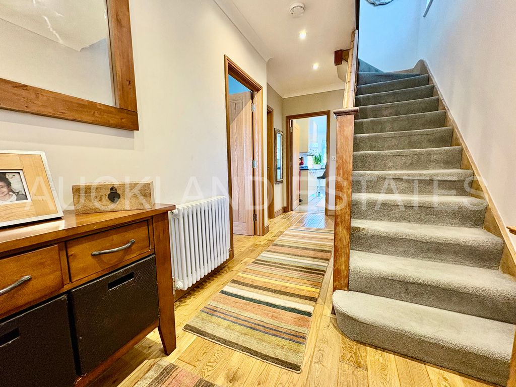 Property photo 3 of 28 Image00009