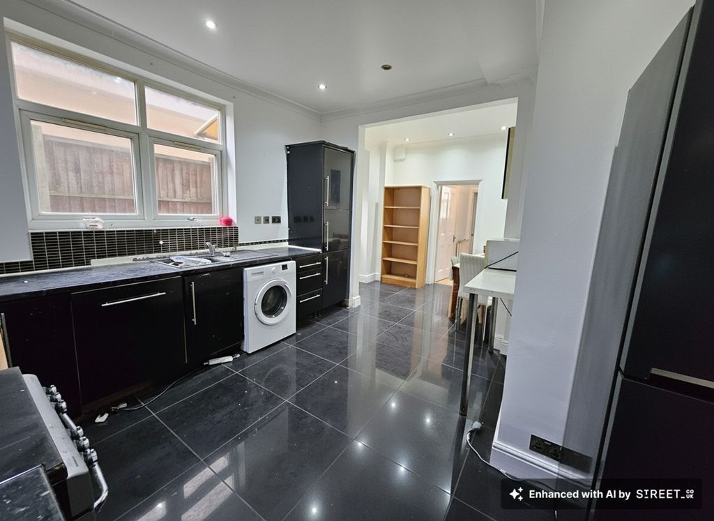 Property photo 1 of 11 Kitchen