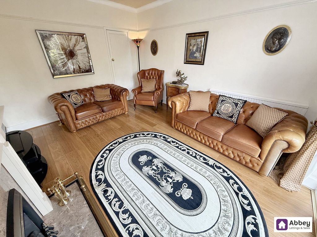 Property photo 3 of 19 Lounge