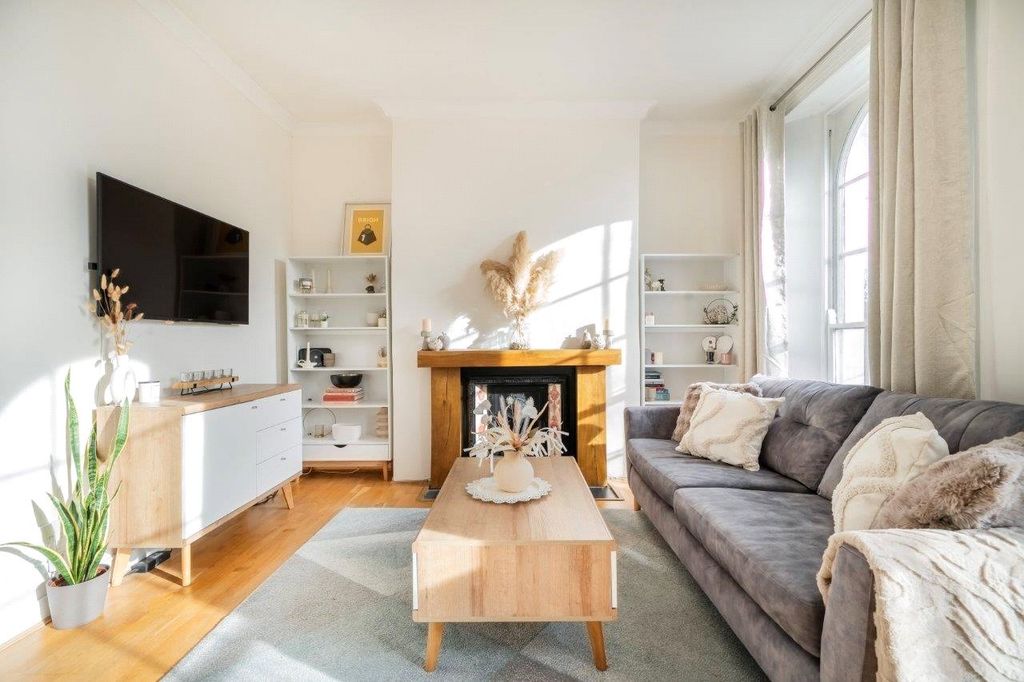 Property photo 3 of 10 Living Room