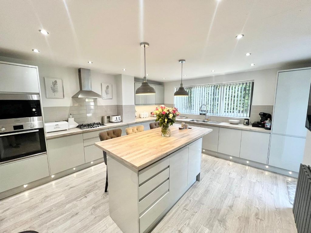 Property photo 3 of 15 Breakfast Kitchen