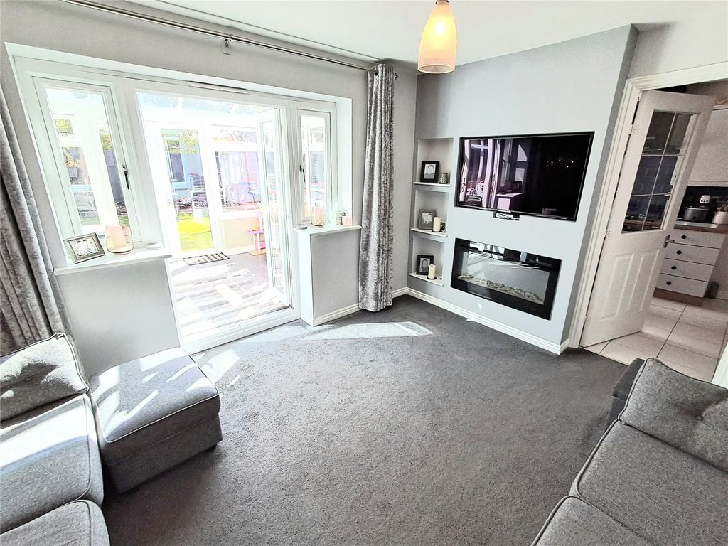 Property photo 2 of 19 Lounge