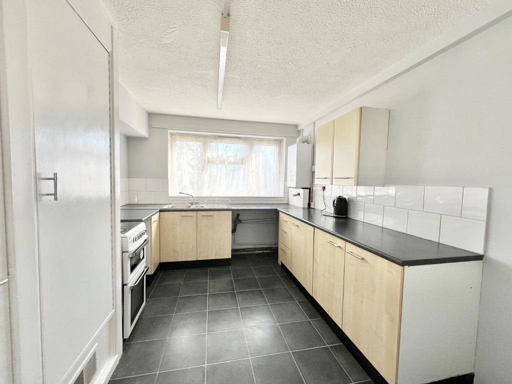 Property photo 3 of 6 Kitchen