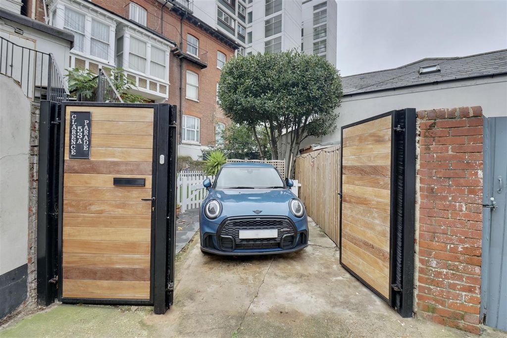 Property photo 2 of 17 7Bbeaa01-13E4-4E71-838A-224794Fbbae8_1_201_A.Jpeg