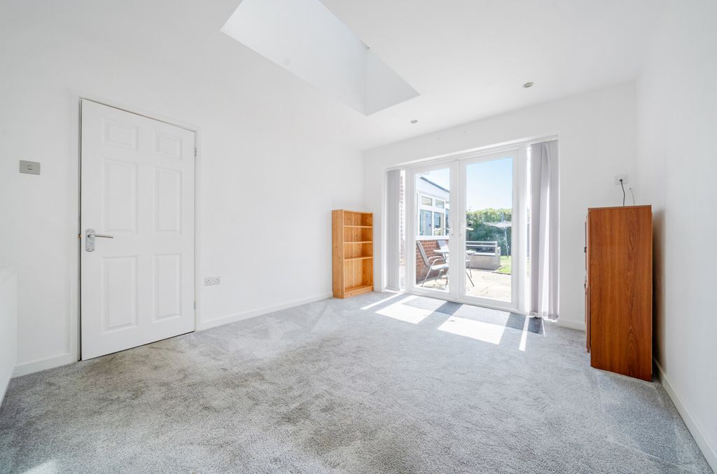 Property photo 3 of 14 1339665-13-689B40...