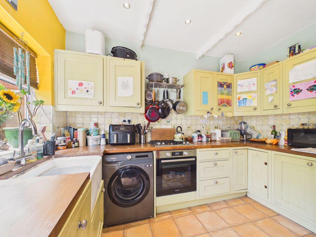 Property photo 3 of 11 Kitchen