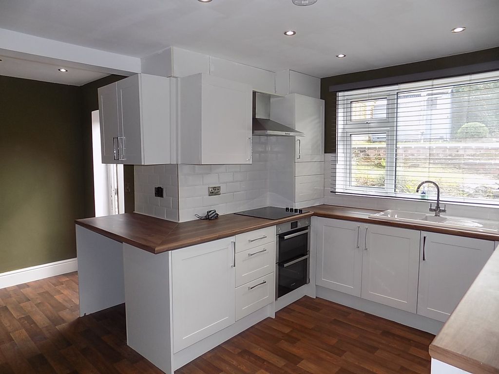 Property photo 3 of 11 Kitchen 1