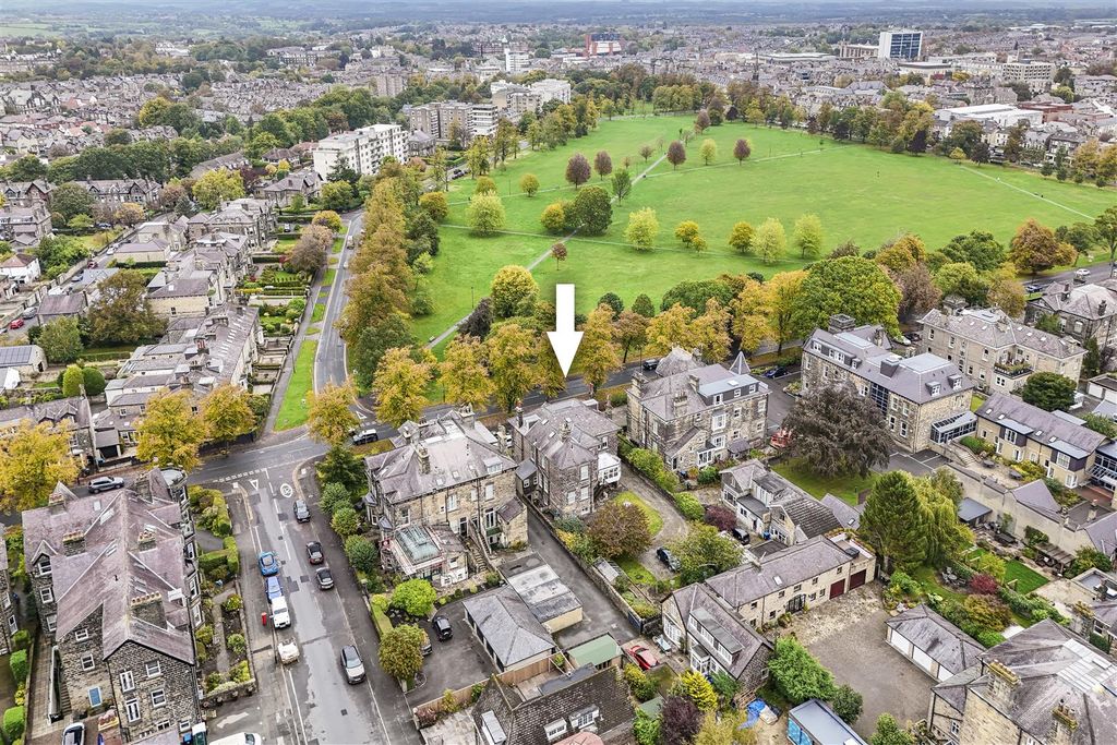 Property photo 2 of 27