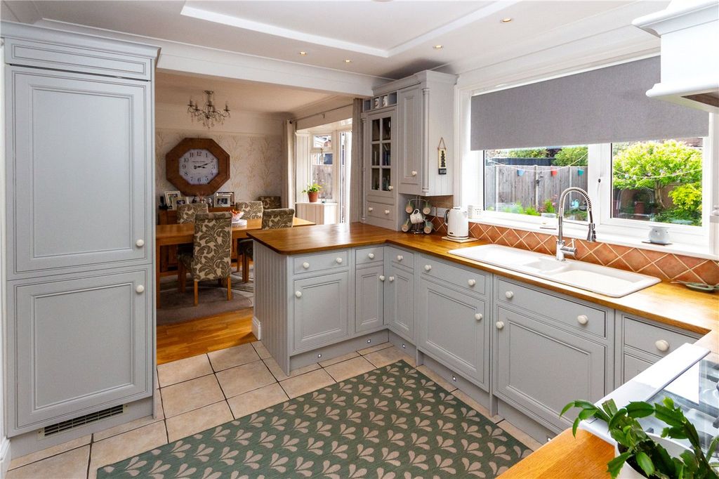 Property photo 3 of 17 Kitchen