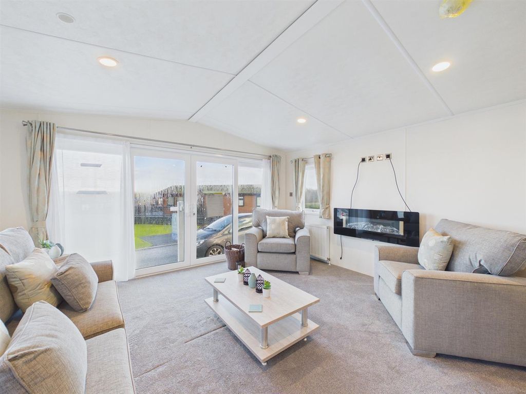 Property photo 2 of 10 Lounge