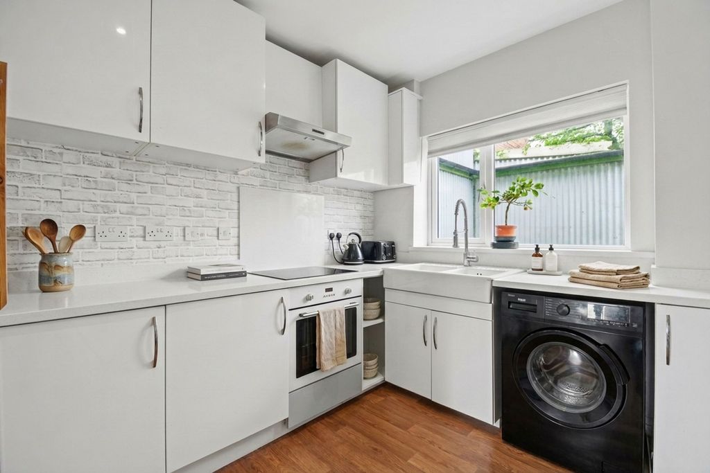 Property photo 2 of 11 Kitchen