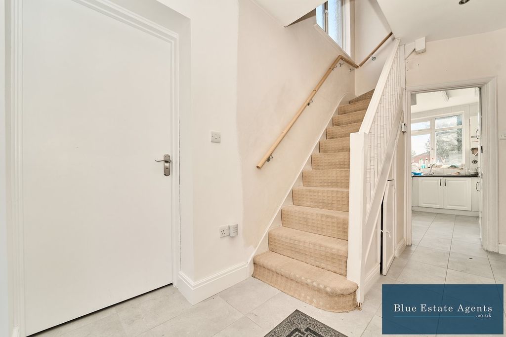 Property photo 3 of 28 Entrance