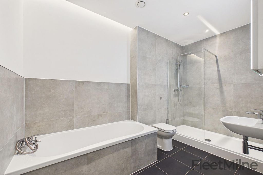 Property photo 3 of 17 Bathroom