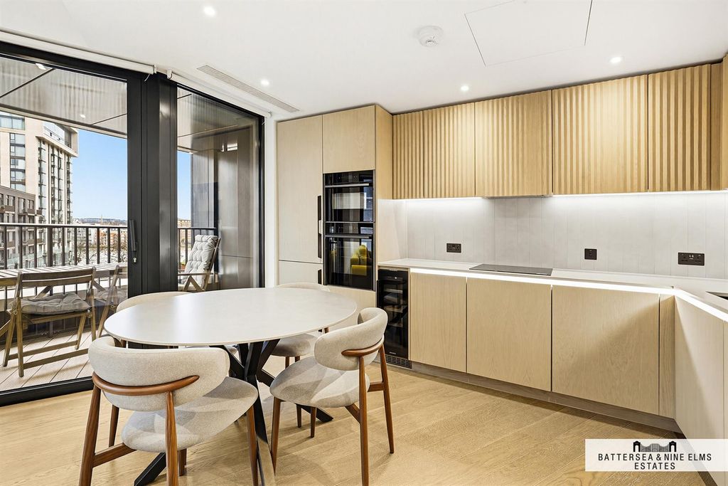 Property photo 2 of 25