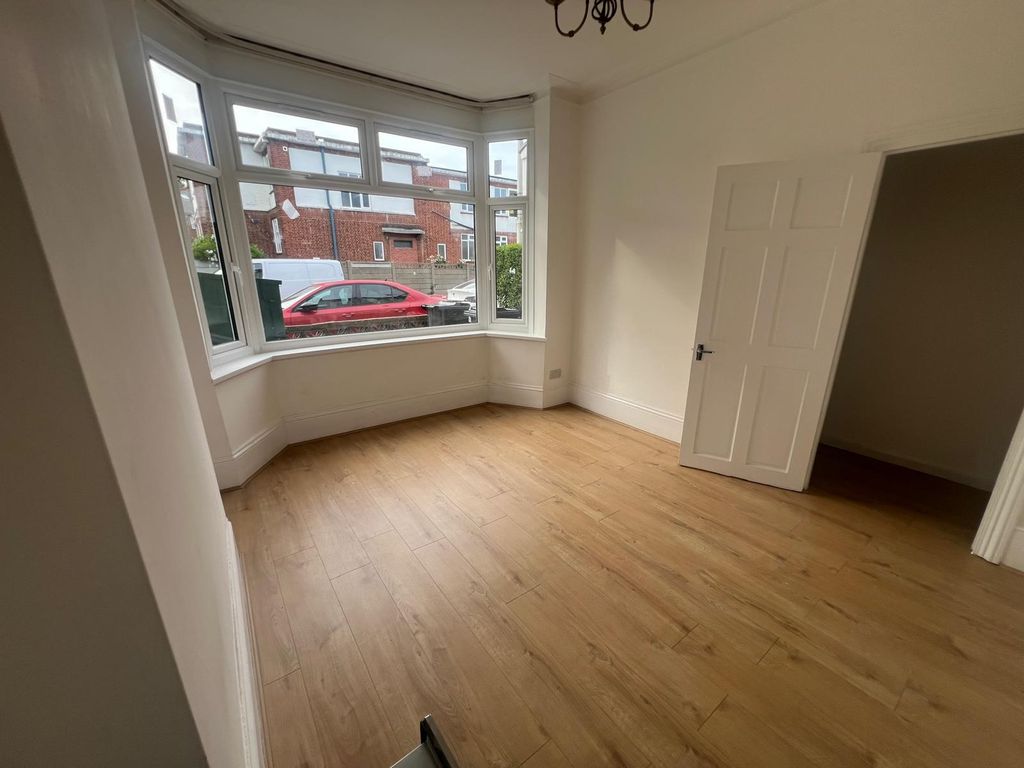 Property photo 1 of 7 Two Bedroom Ground Floor Flat Ideal For Working Couples- £1850