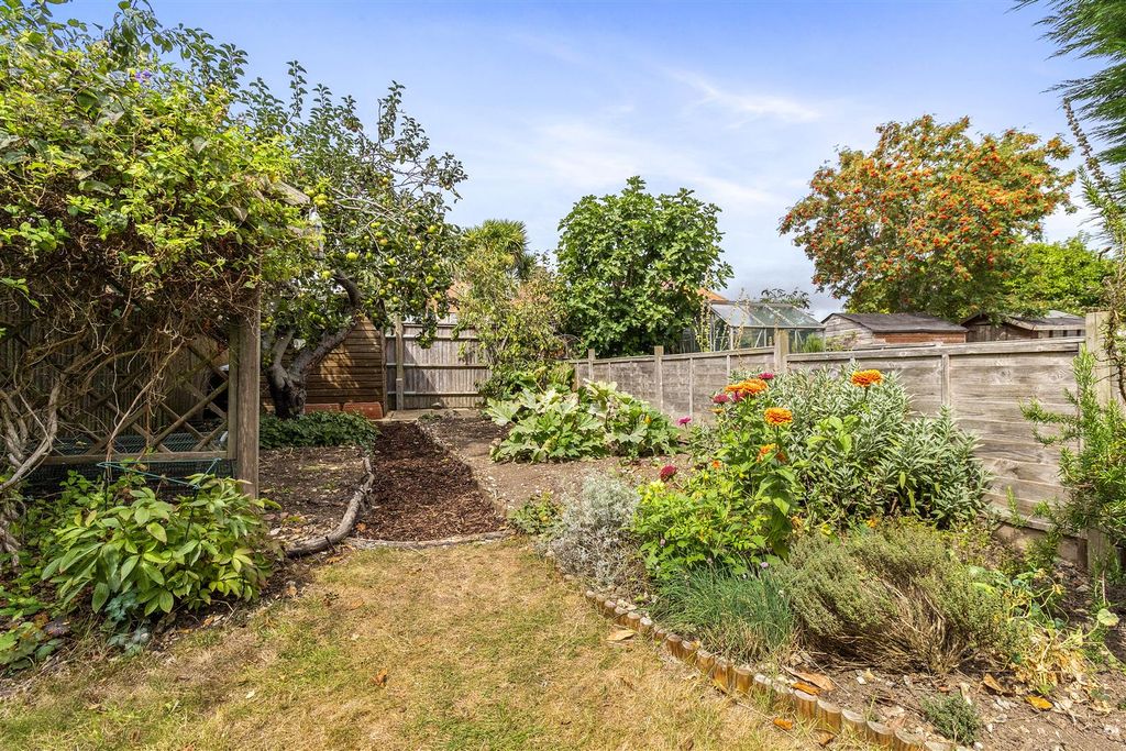 Property photo 2 of 21 Sheridan Road 27-019.Jpg