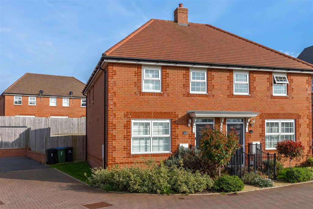 Property photo 1 of 17 Littlemead Close_16.Jpg