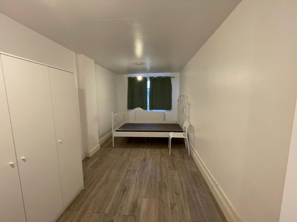 Property photo 1 of 8 Photo 3