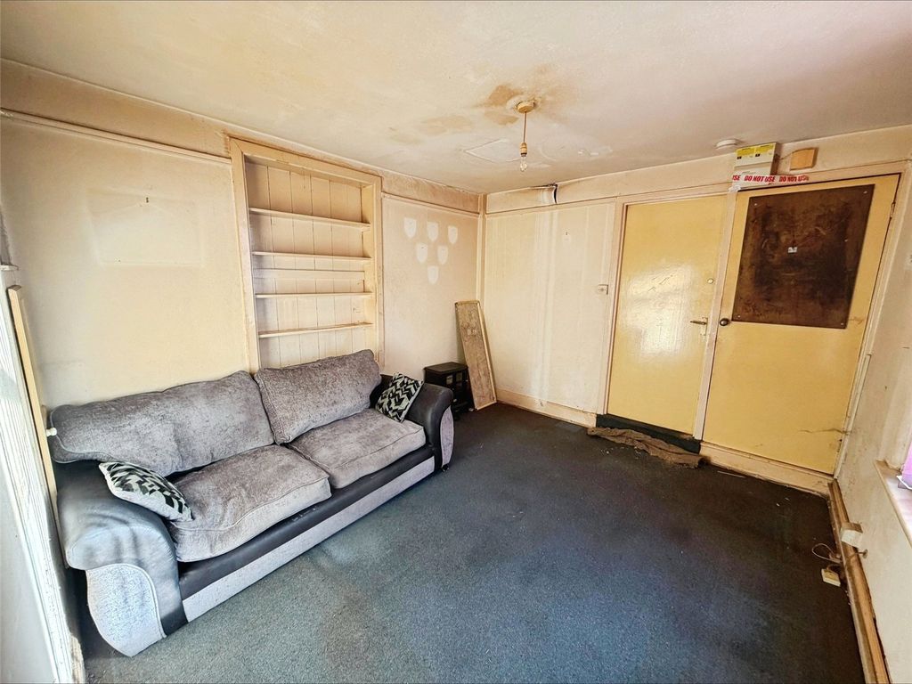 Property photo 2 of 8 Lounge