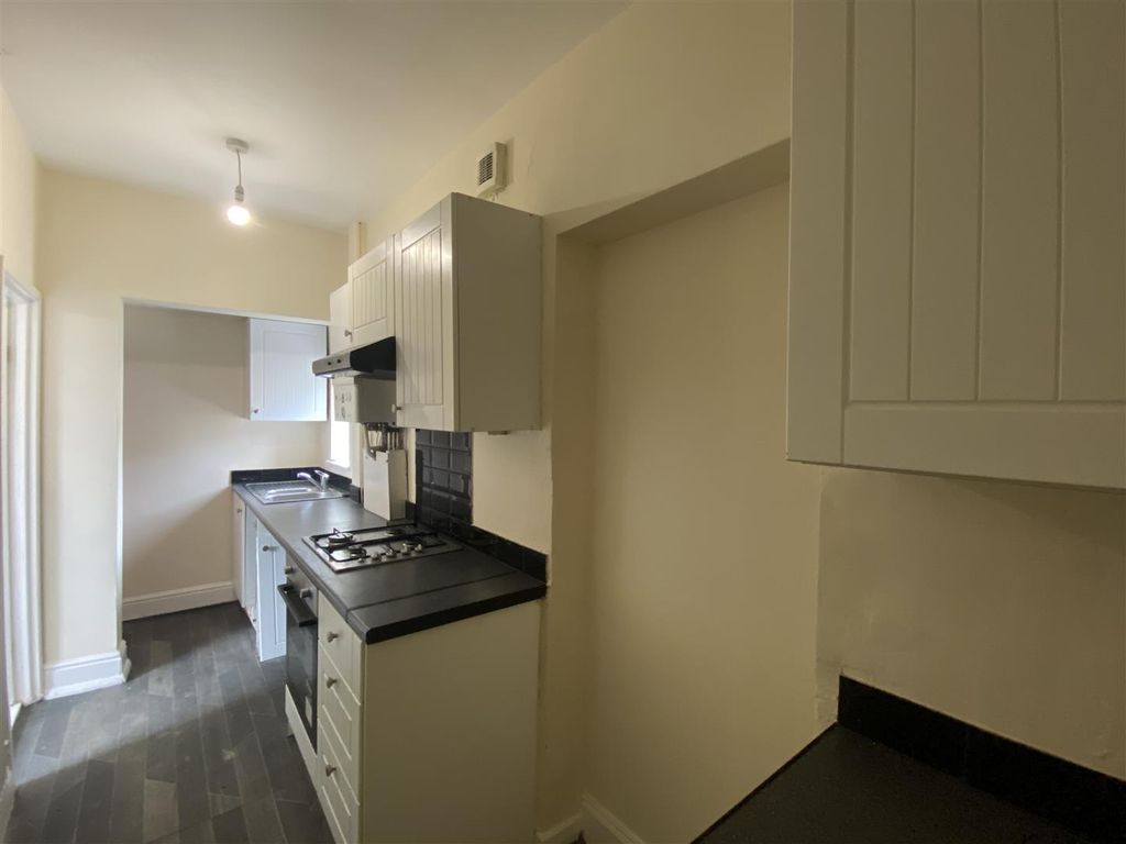 Property photo 3 of 8 Kitchen