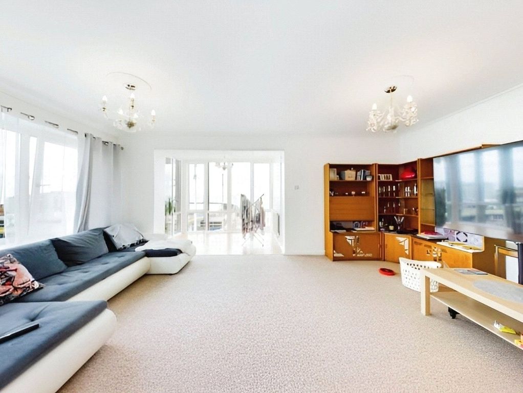 Property photo 3 of 10 Lounge