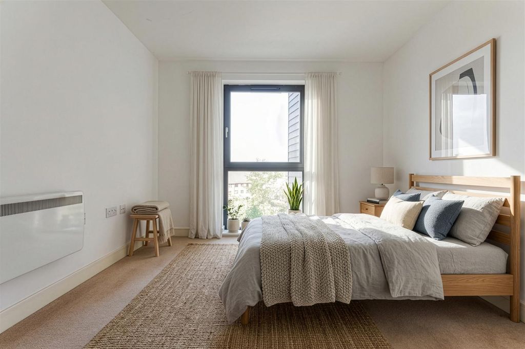 Property photo 3 of 7 Bed_1.Jpg