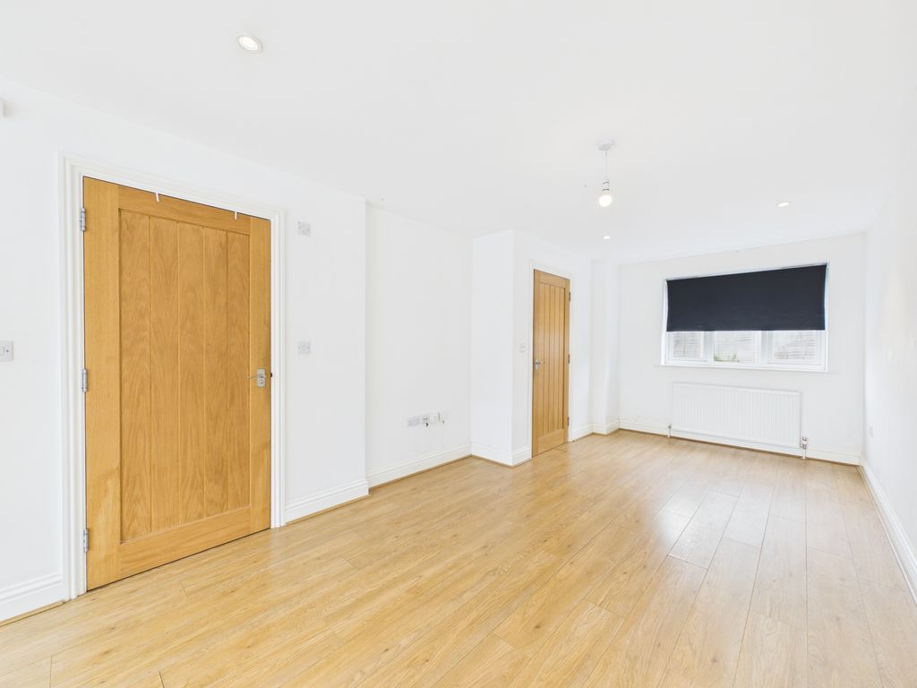 Property photo 3 of 9 Open Plan Lounge (2)