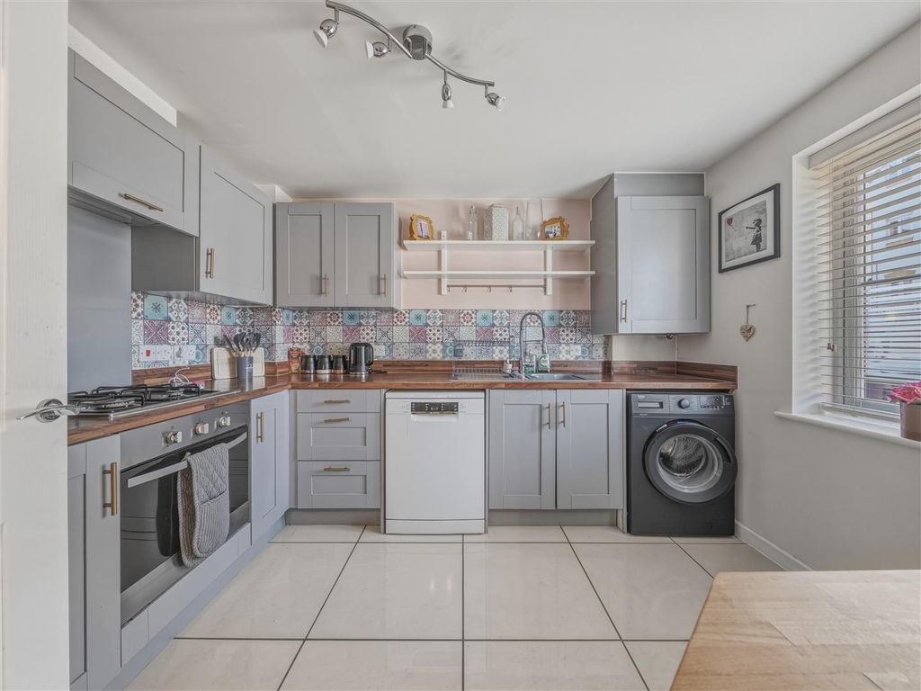 Property photo 2 of 24 32 Plaxton (3).Jpg