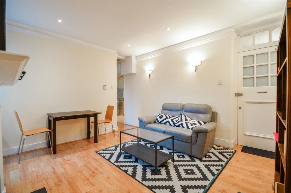Property photo 2 of 10 Lancaster Court