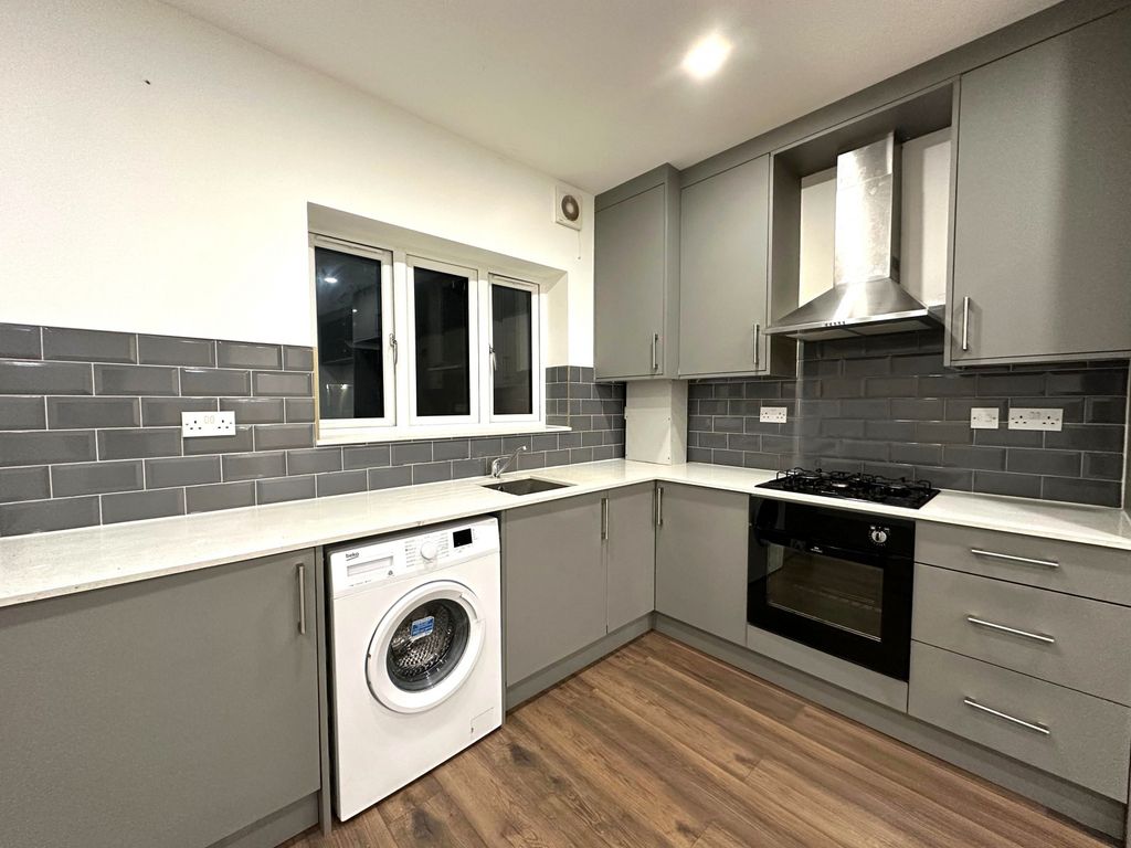 Property photo 1 of 8 2 Bed Semi-Detached House To Rent Lothian Avenue, Hayes Ub4