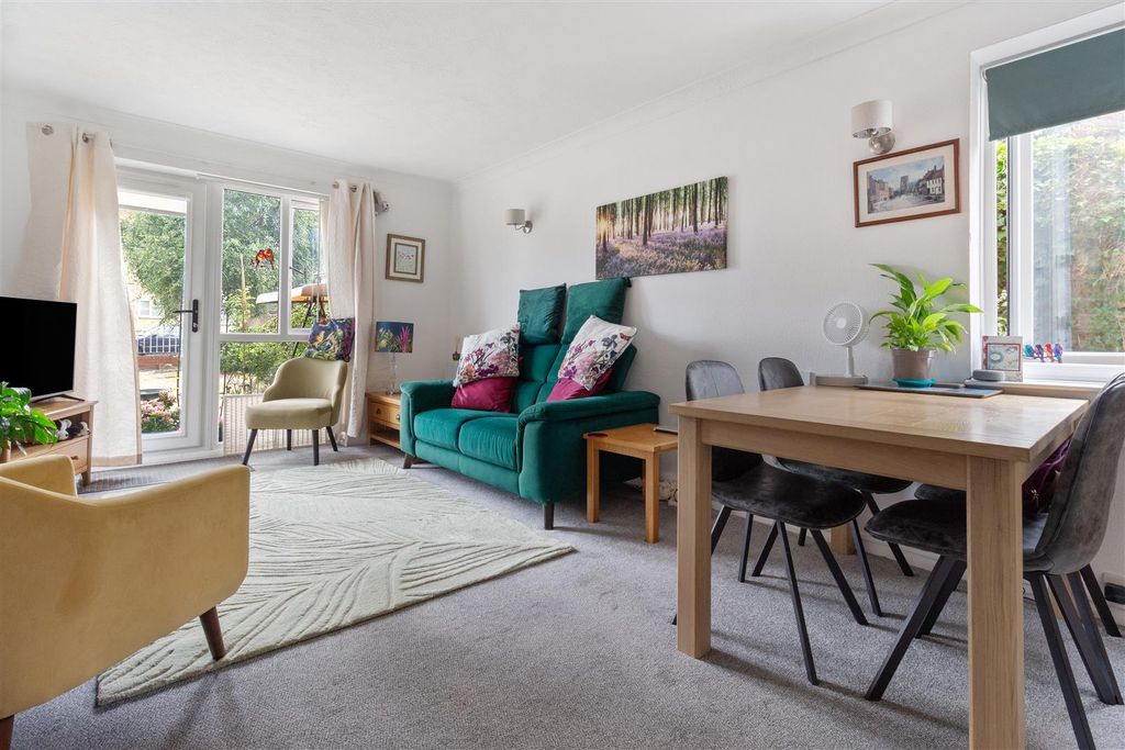 Property photo 3 of 19 3 Penrith Court-001.Jpg