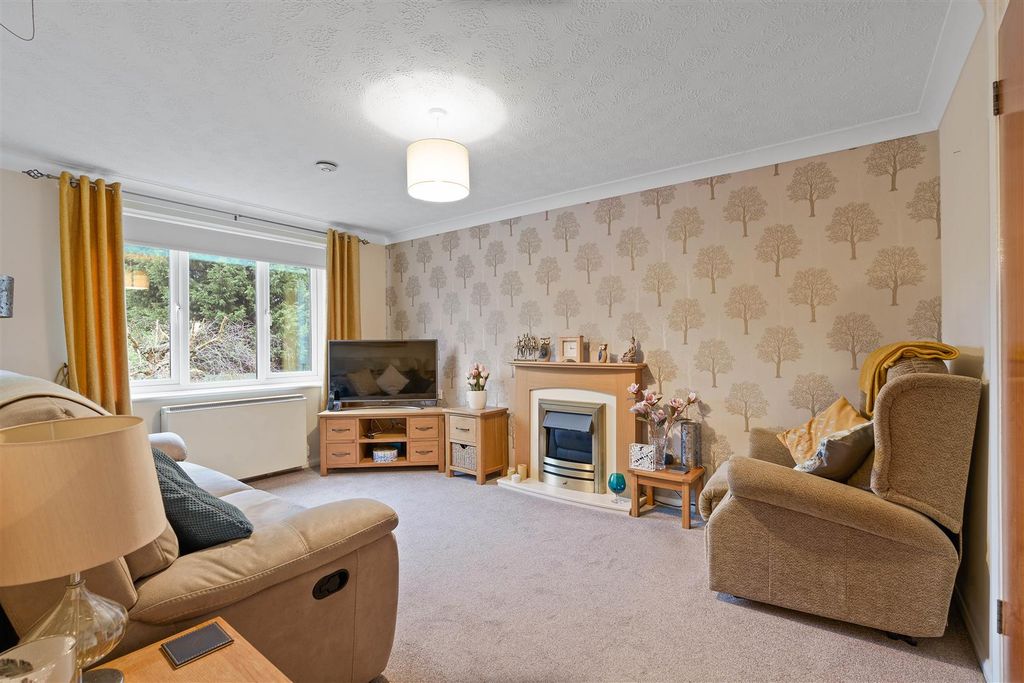 Property photo 2 of 13 215 Aylesdene Court (11 Of 16).Jpg