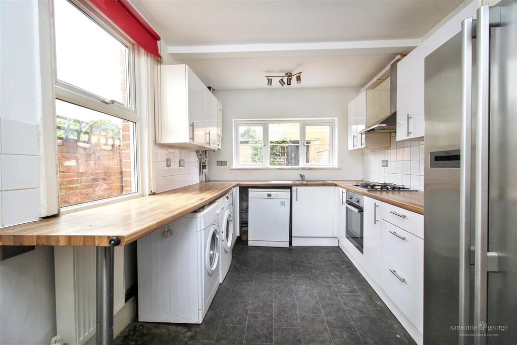 Property photo 3 of 18 Kitchen