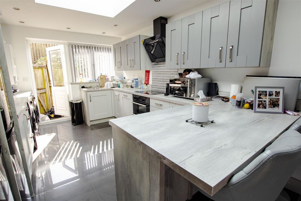 Property photo 3 of 12 Approach