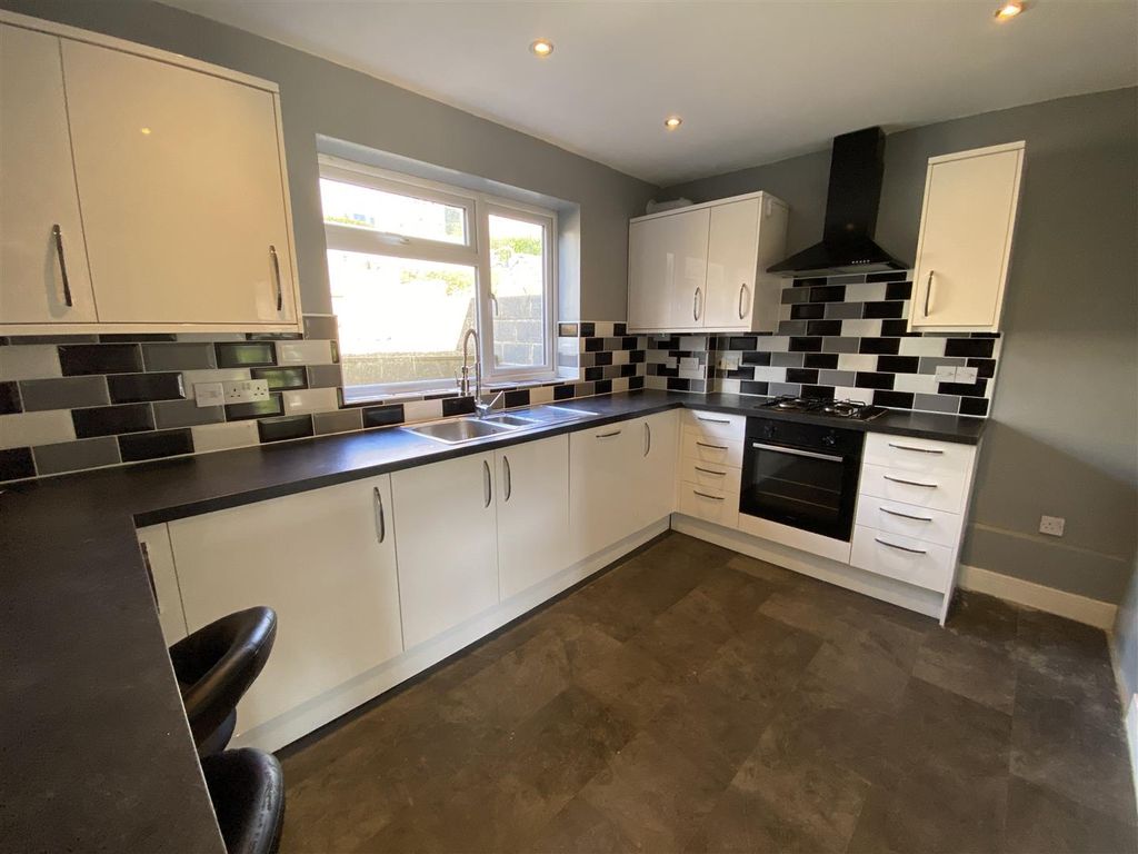 Property photo 2 of 26 Kitchen