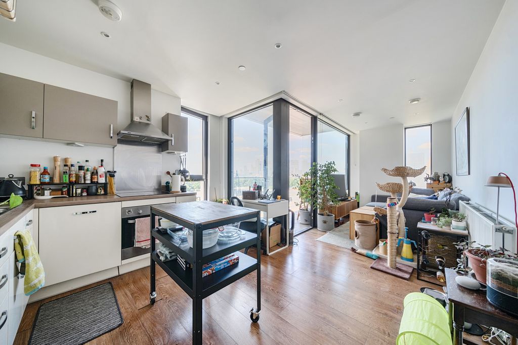 Property photo 1 of 16 Kitchen/Reception