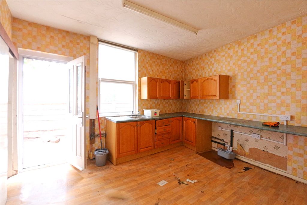Property photo 3 of 8 Kitchen